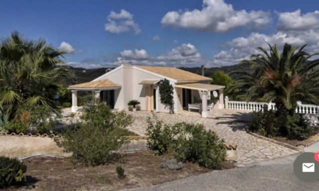 Βίλα κοντά στην αμμώδη παραλία με πισίνα και θέα