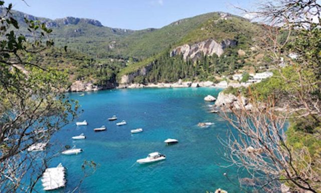 Παραλία Ροβινια