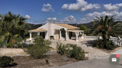 Βίλα κοντά στην αμμώδη παραλία με πισίνα και θέα
